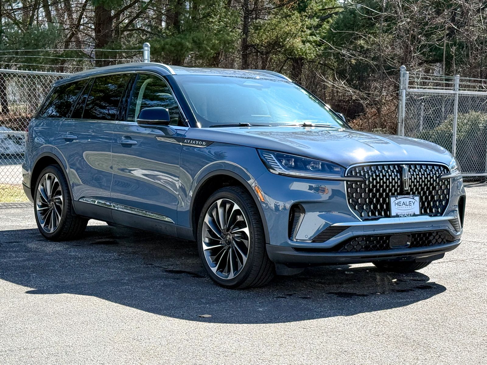 Photo view of 2025 Lincoln Aviator in Blue