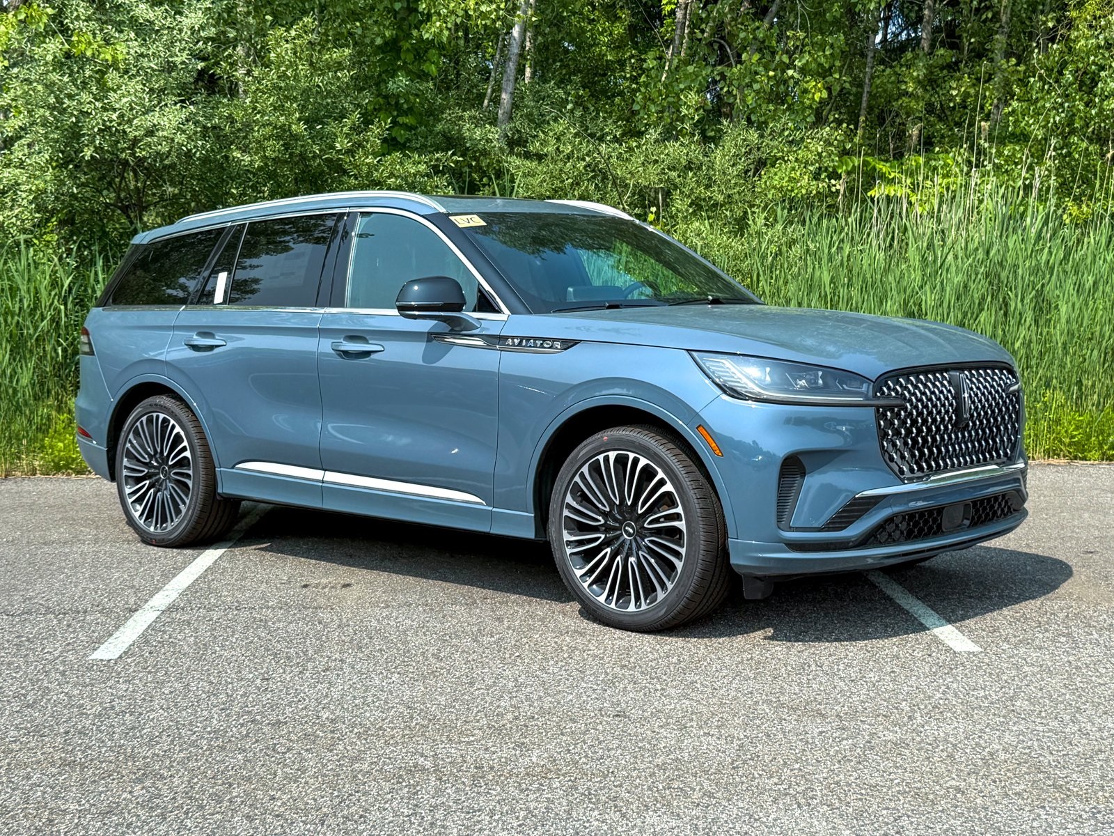 Photo view of 2025 Lincoln Aviator in Blue
