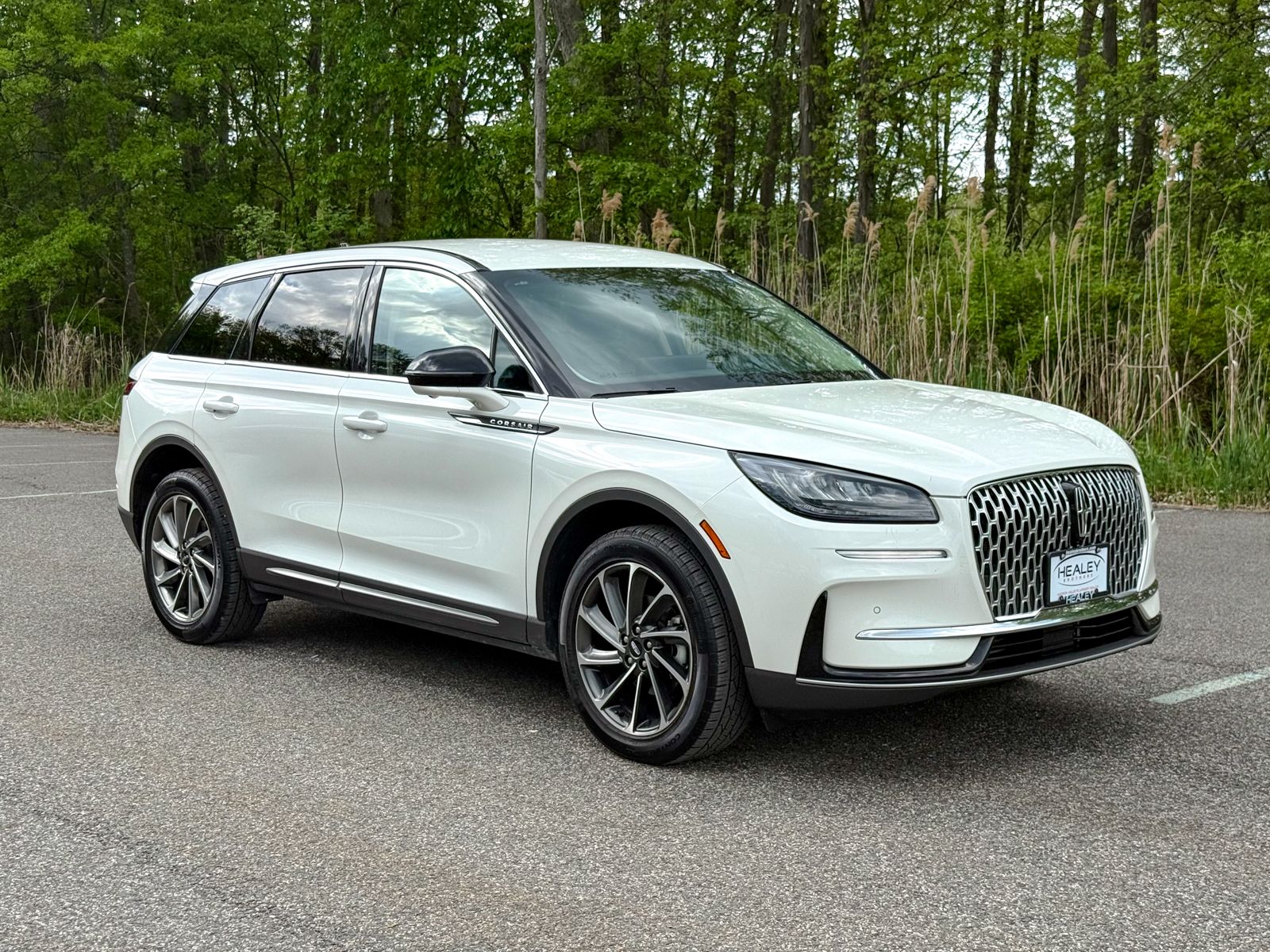 Photo view of 2023 Lincoln Corsair in White