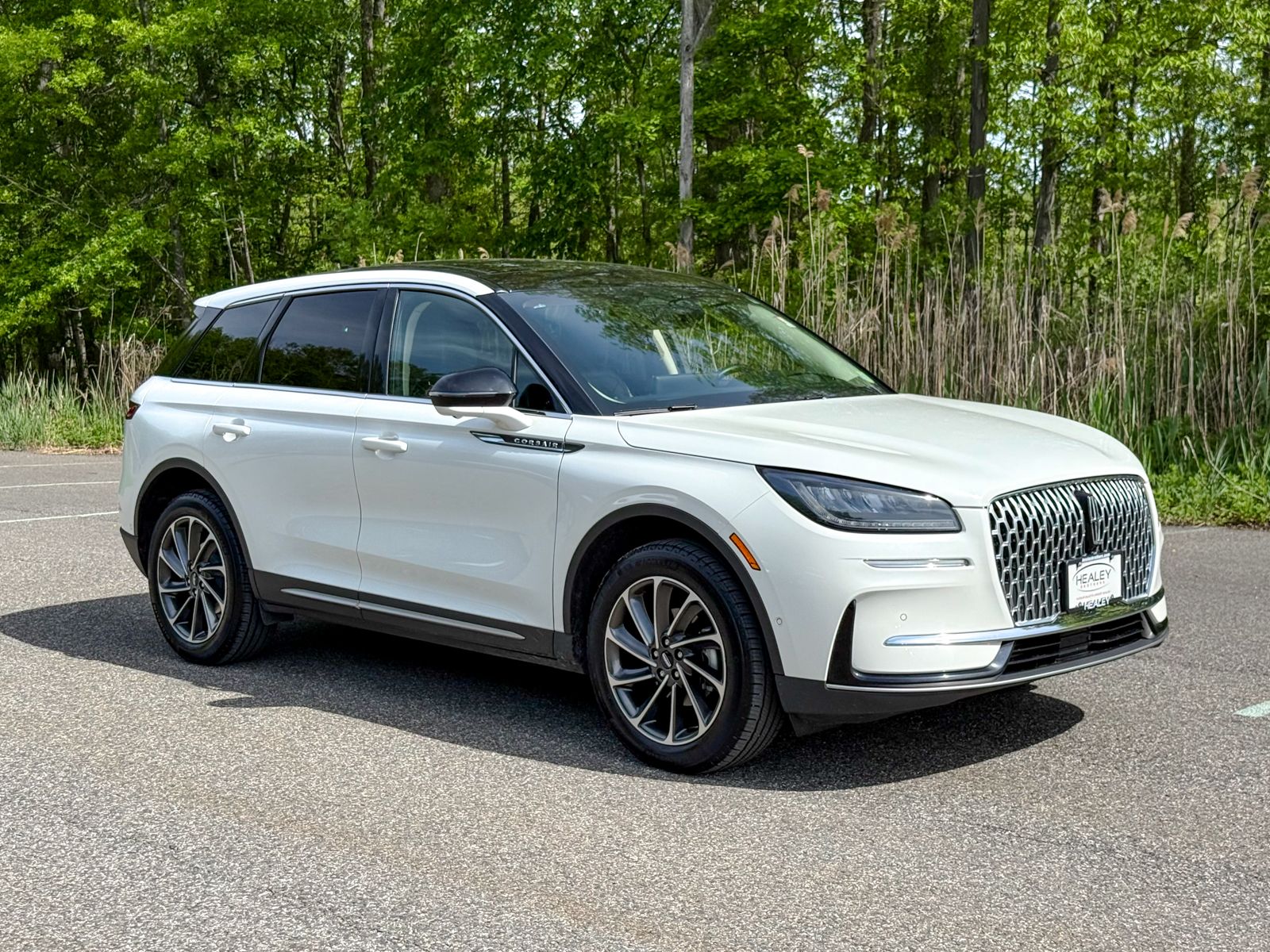 Photo view of 2023 Lincoln Corsair in White