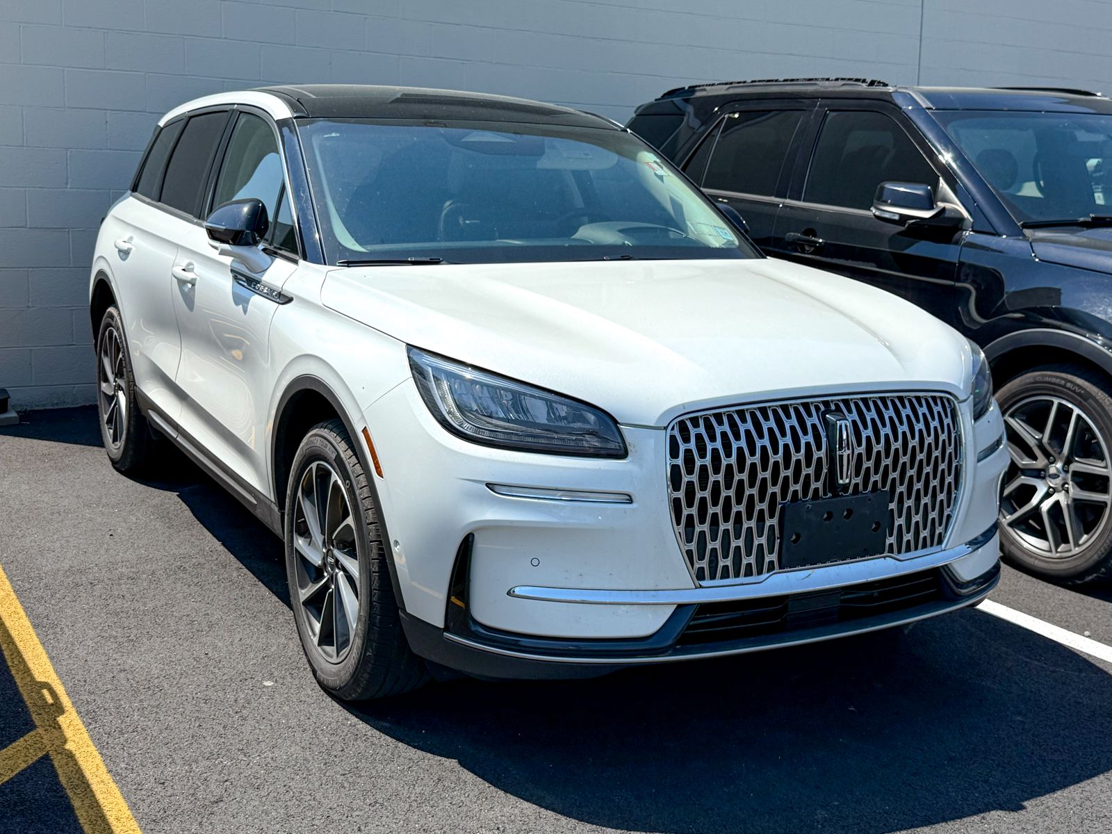 Photo view of 2023 Lincoln Corsair in White