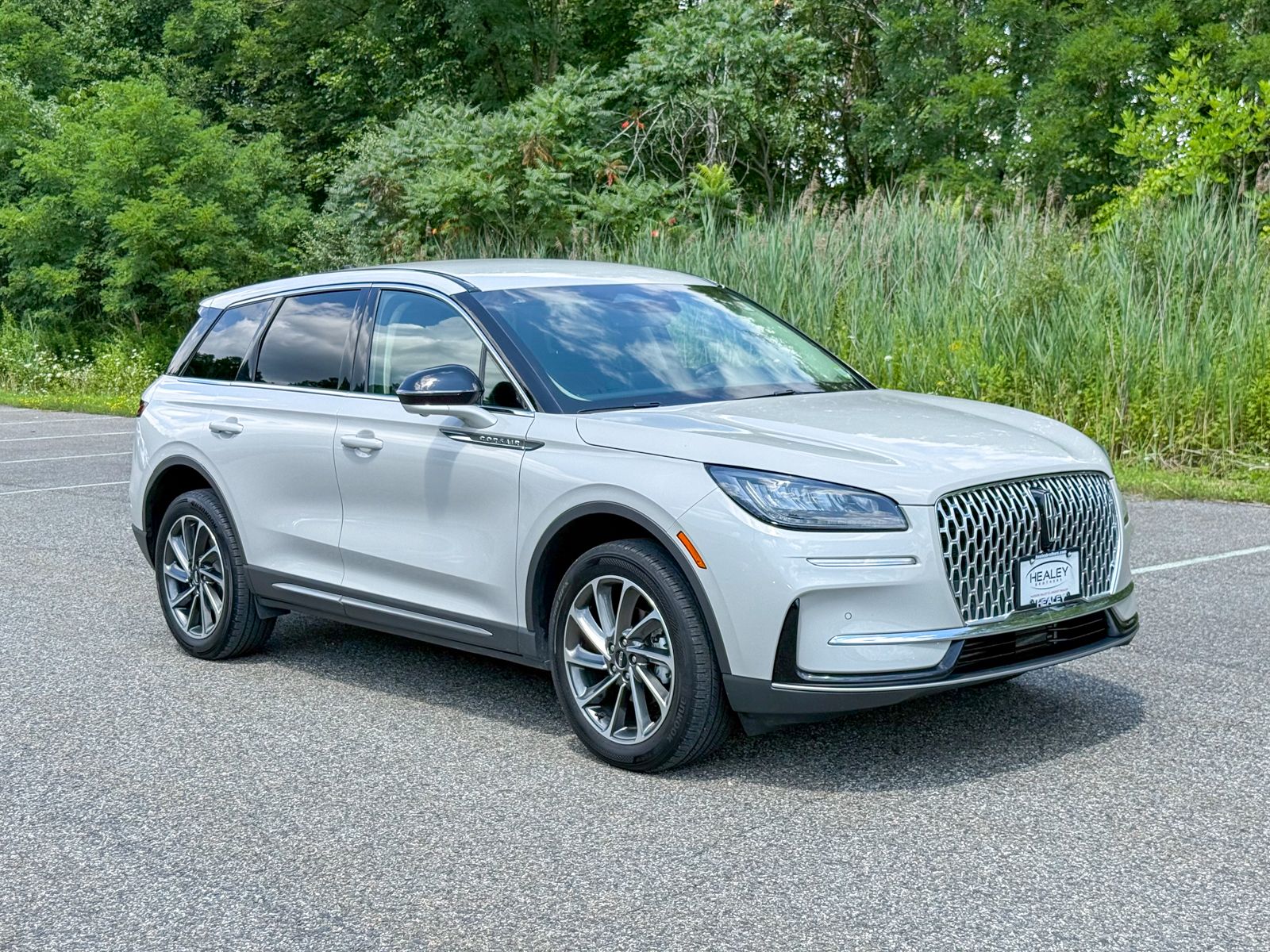 Photo view of 2023 Lincoln Corsair in White