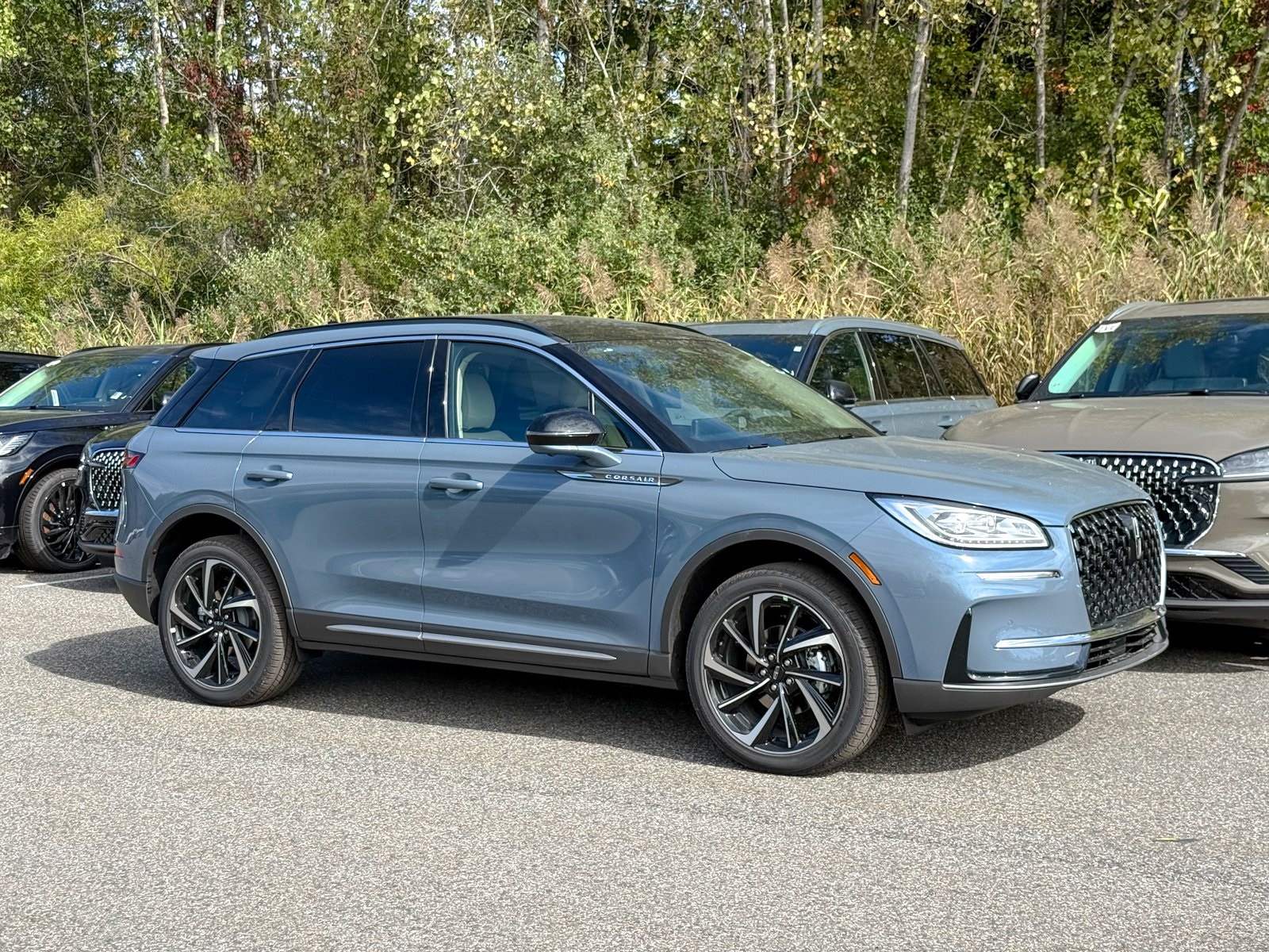 Photo view of 2025 Lincoln Corsair in Blue