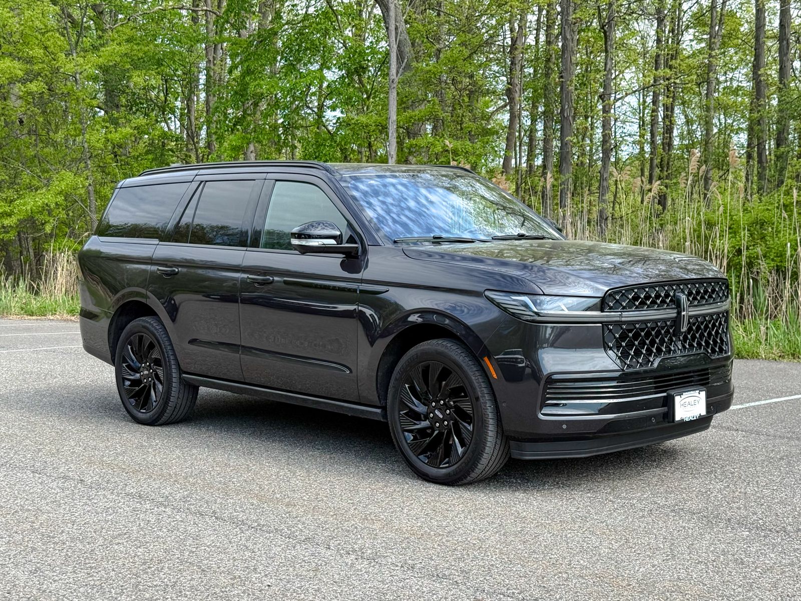 Photo view of 2025 Lincoln Navigator in Gray