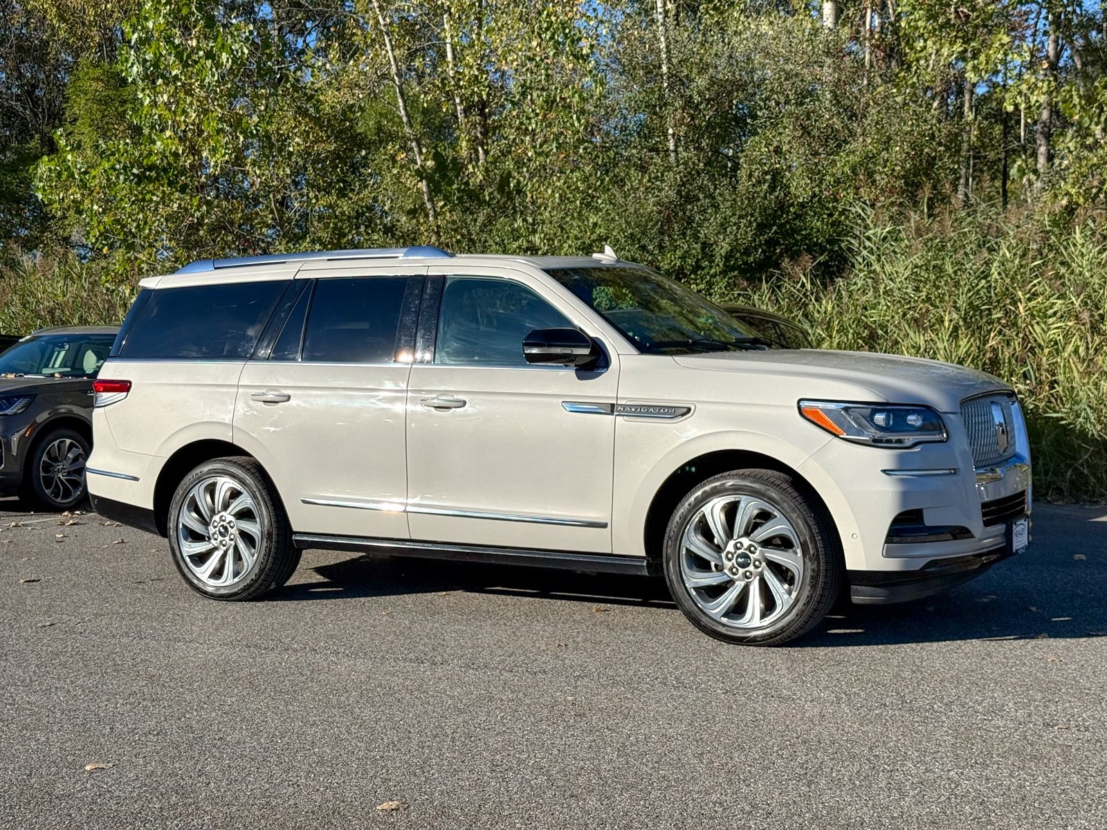 Photo view of 2023 Lincoln Navigator in White