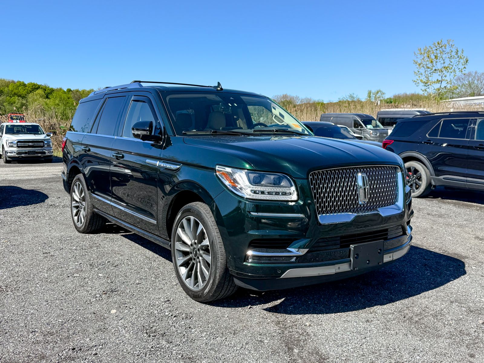 Photo view of 2021 Lincoln Navigator in Green