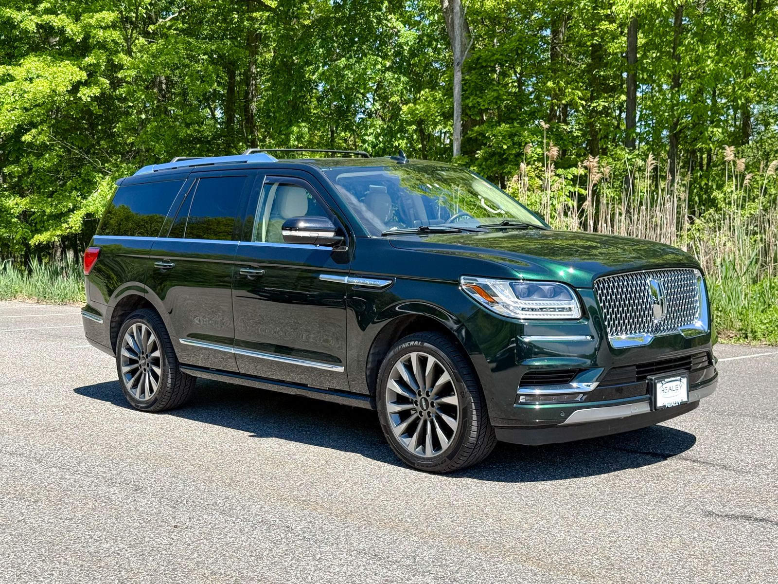 Photo view of 2021 Lincoln Navigator in Green