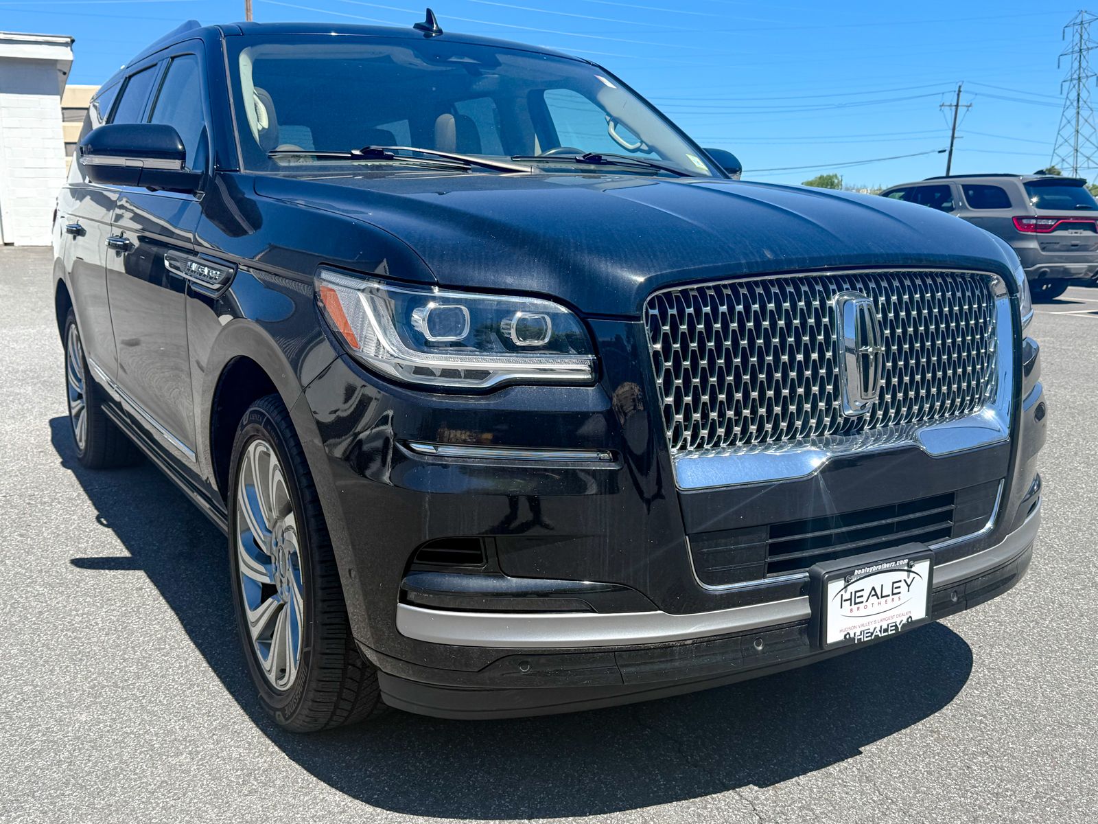 Photo view of 2022 Lincoln Navigator in Black