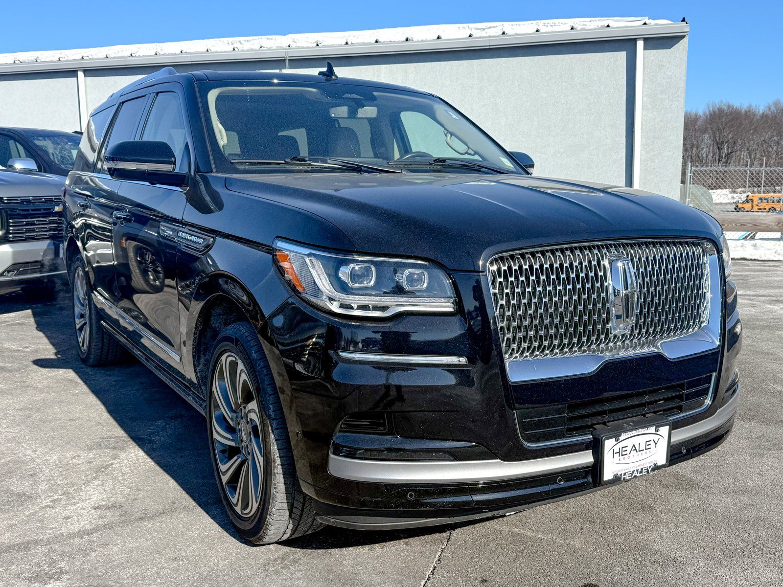 Photo view of 2022 Lincoln Navigator in Black