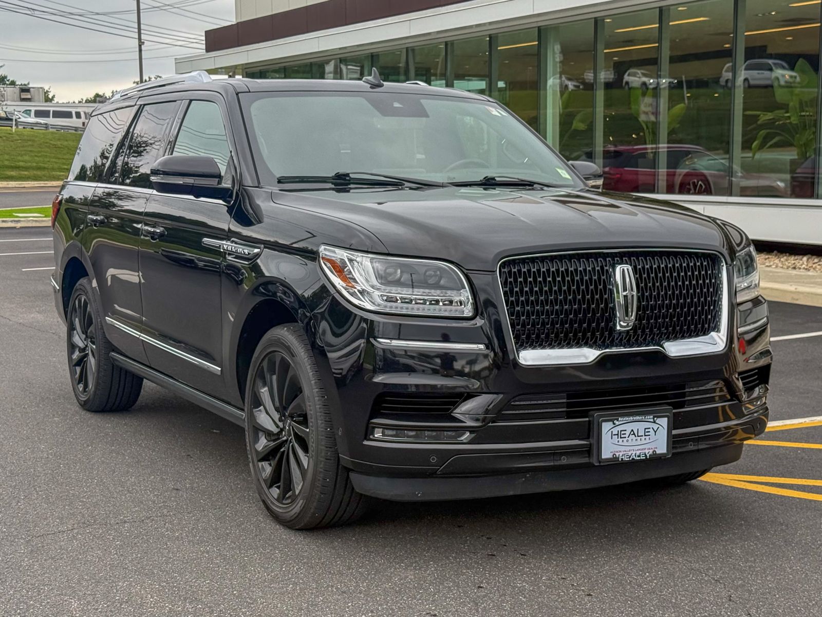 Photo view of 2021 Lincoln Navigator in Black