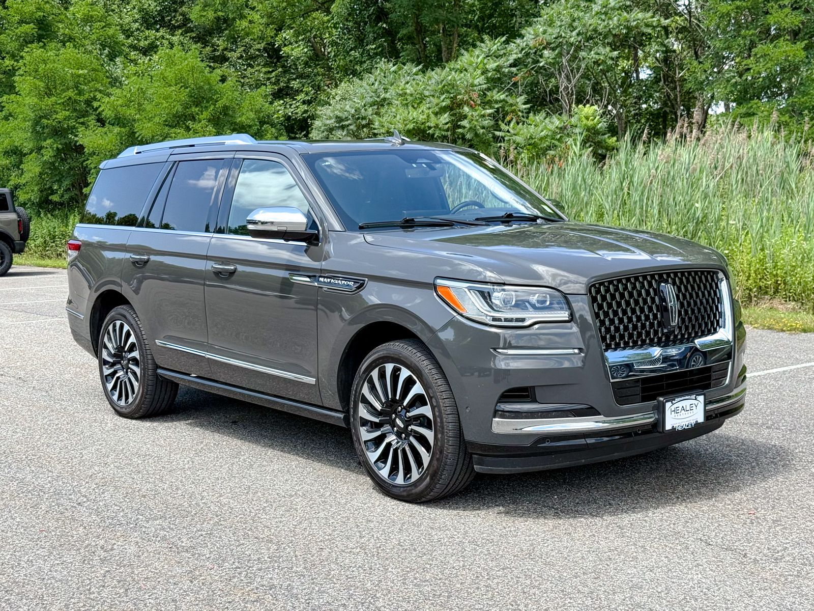 Photo view of 2024 Lincoln Navigator in Gray