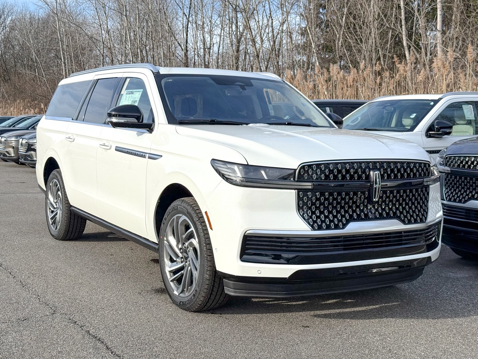 Photo view of 2025 Lincoln Navigator in White