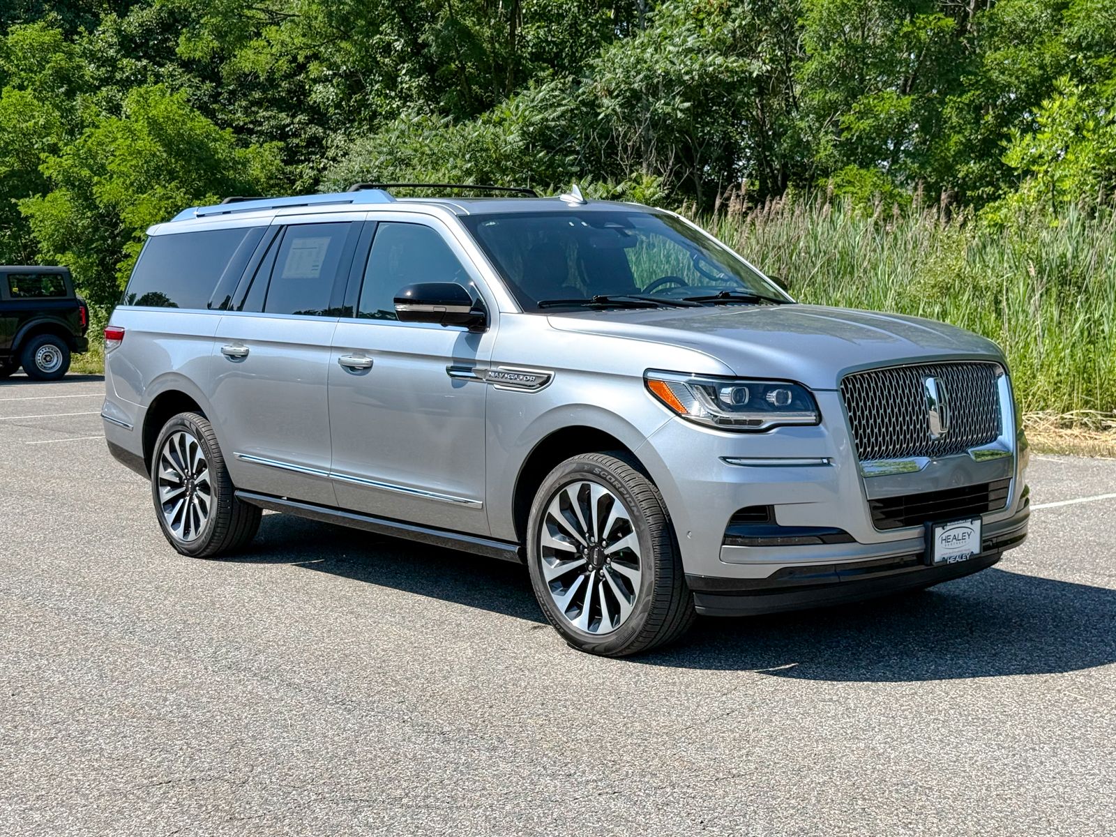 Photo view of 2024 Lincoln Navigator L in Silver