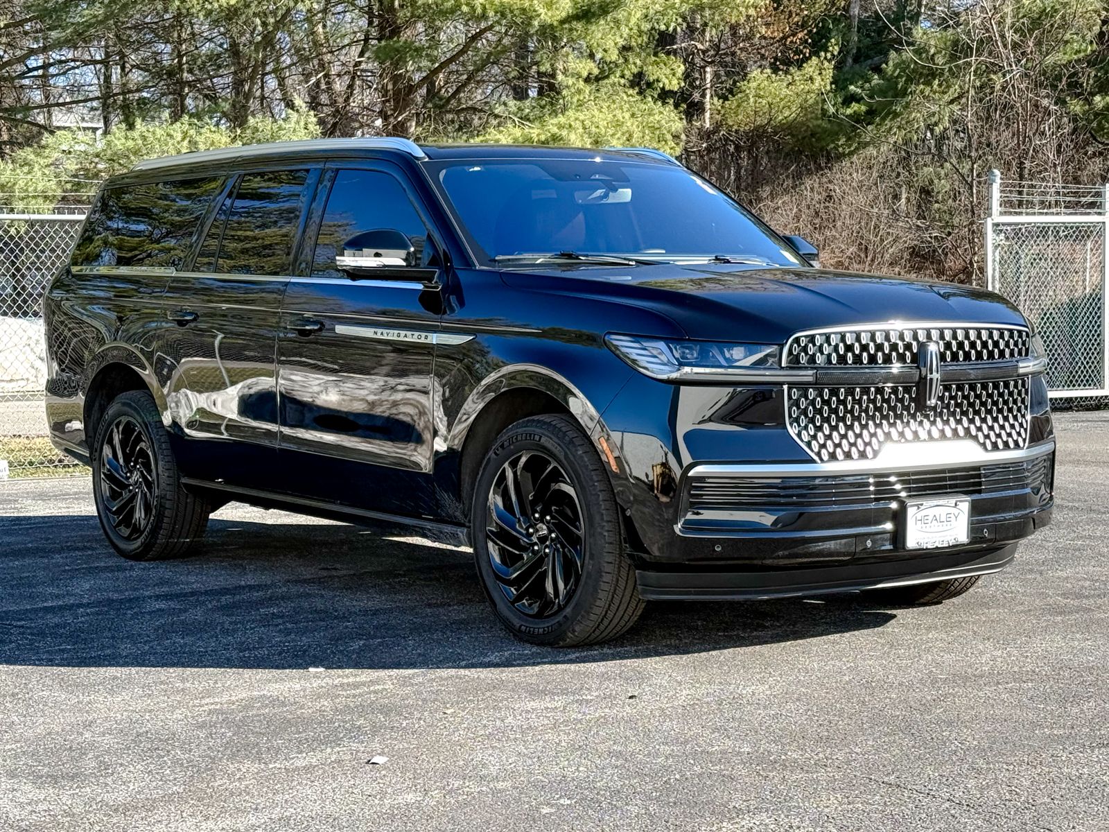 Photo view of 2025 Lincoln Navigator in Black