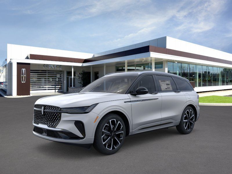 Photo view of 2026 Lincoln Nautilus in Silver