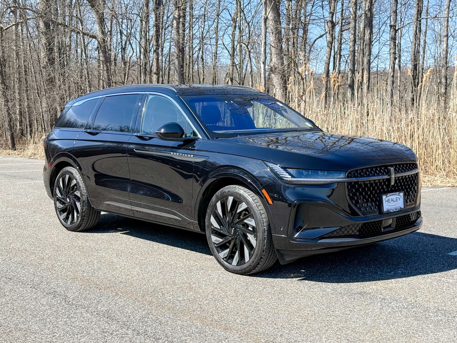 Photo view of 2024 Lincoln Nautilus in Black