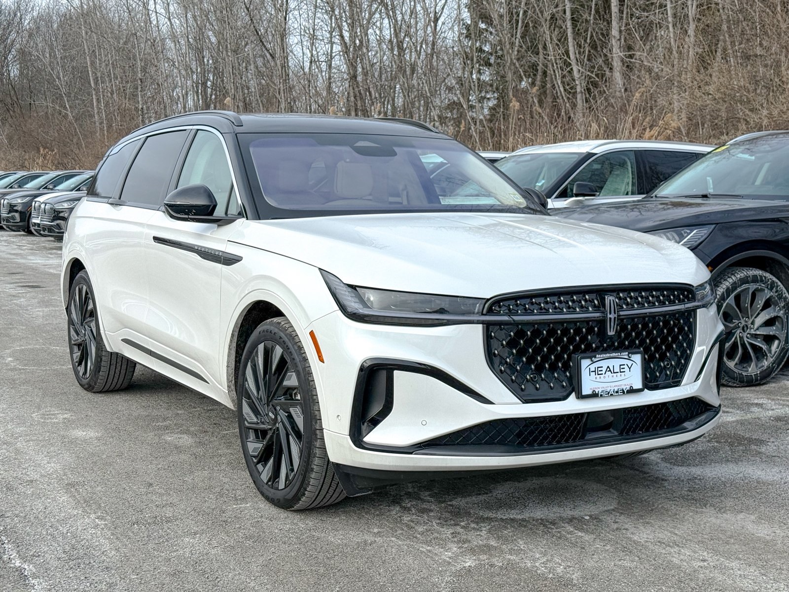 Photo view of 2024 Lincoln Nautilus in White