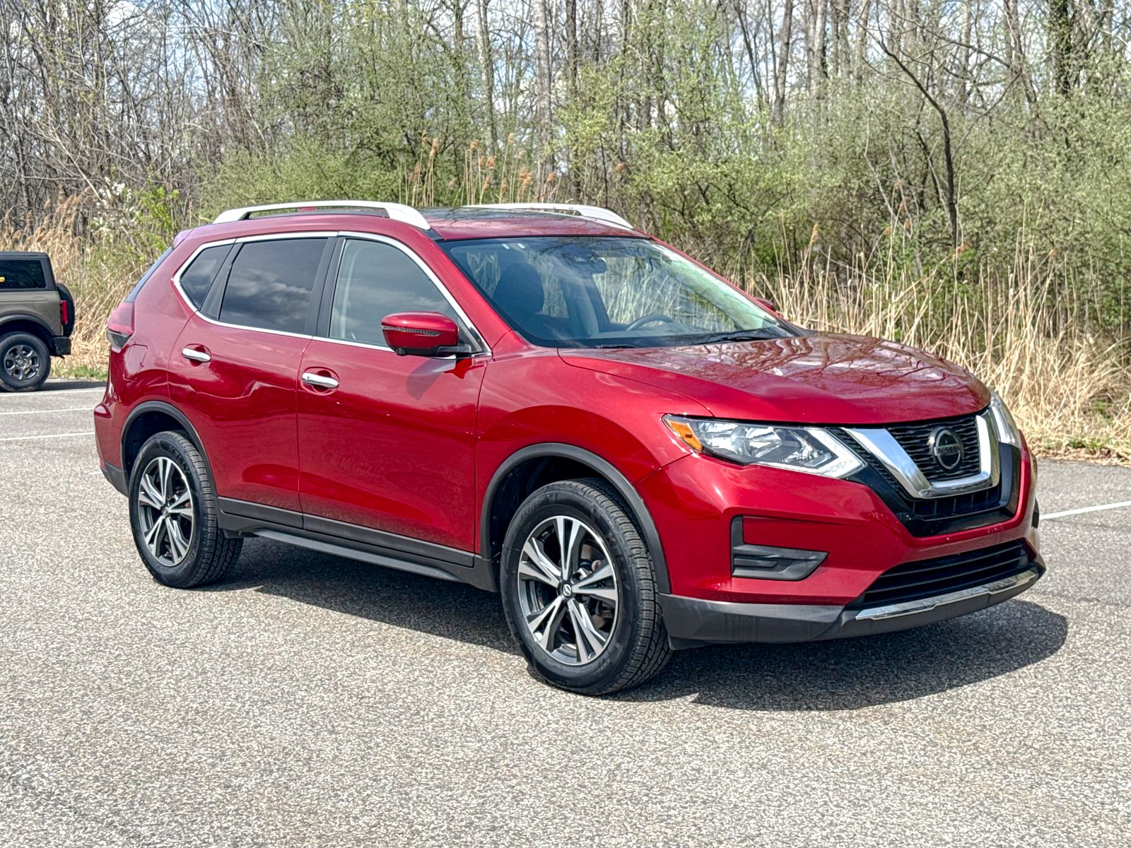 Photo view of 2019 Nissan Rogue in Red
