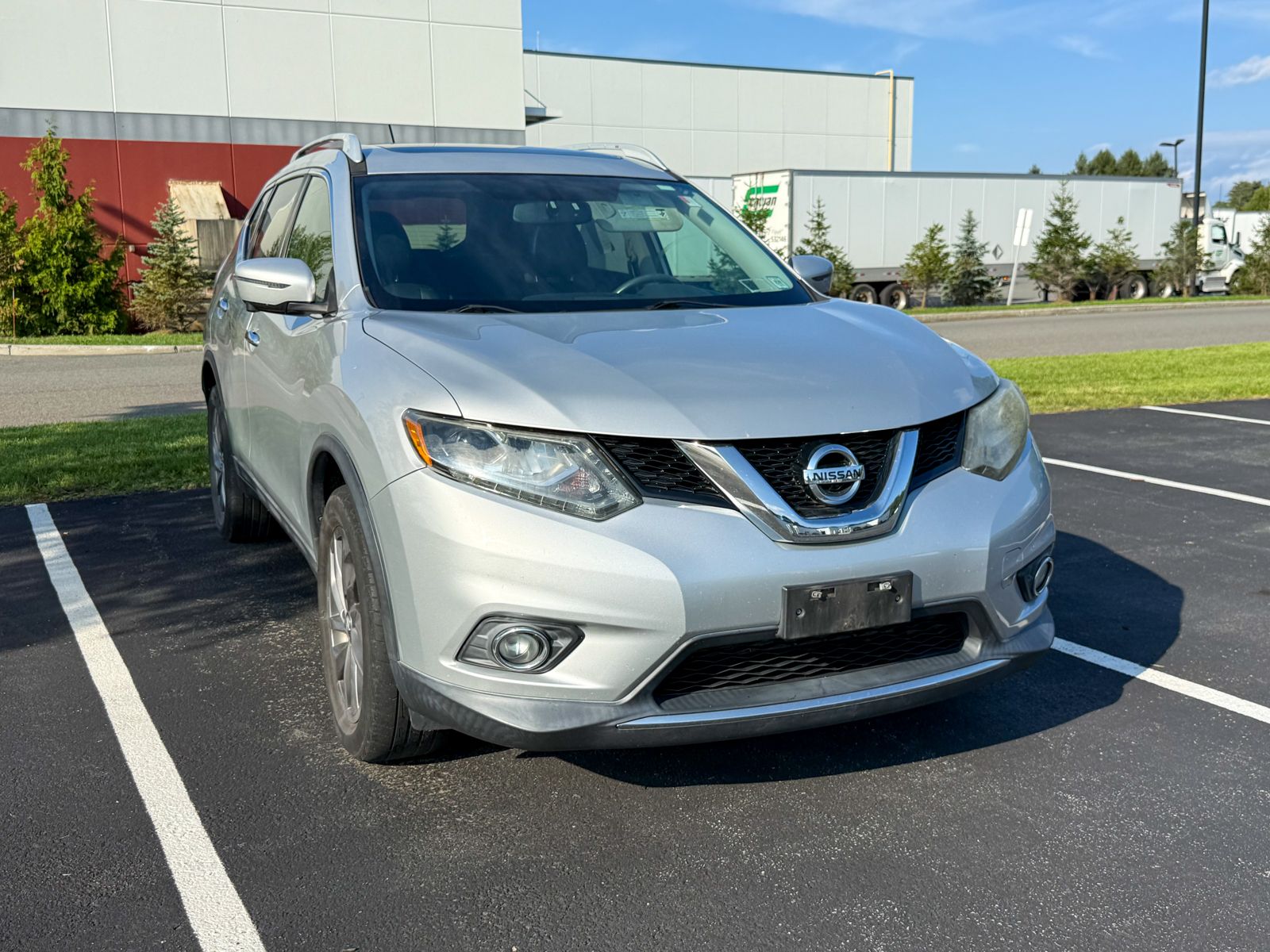 Photo view of 2016 Nissan Rogue in Silver