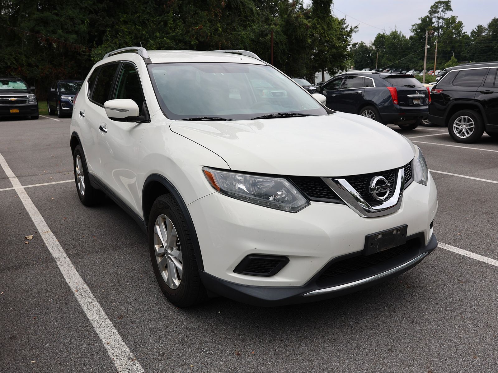 Photo view of 2014 Nissan Rogue in White