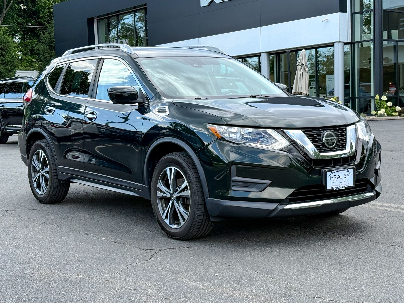 Photo view of 2019 Nissan Rogue in Green