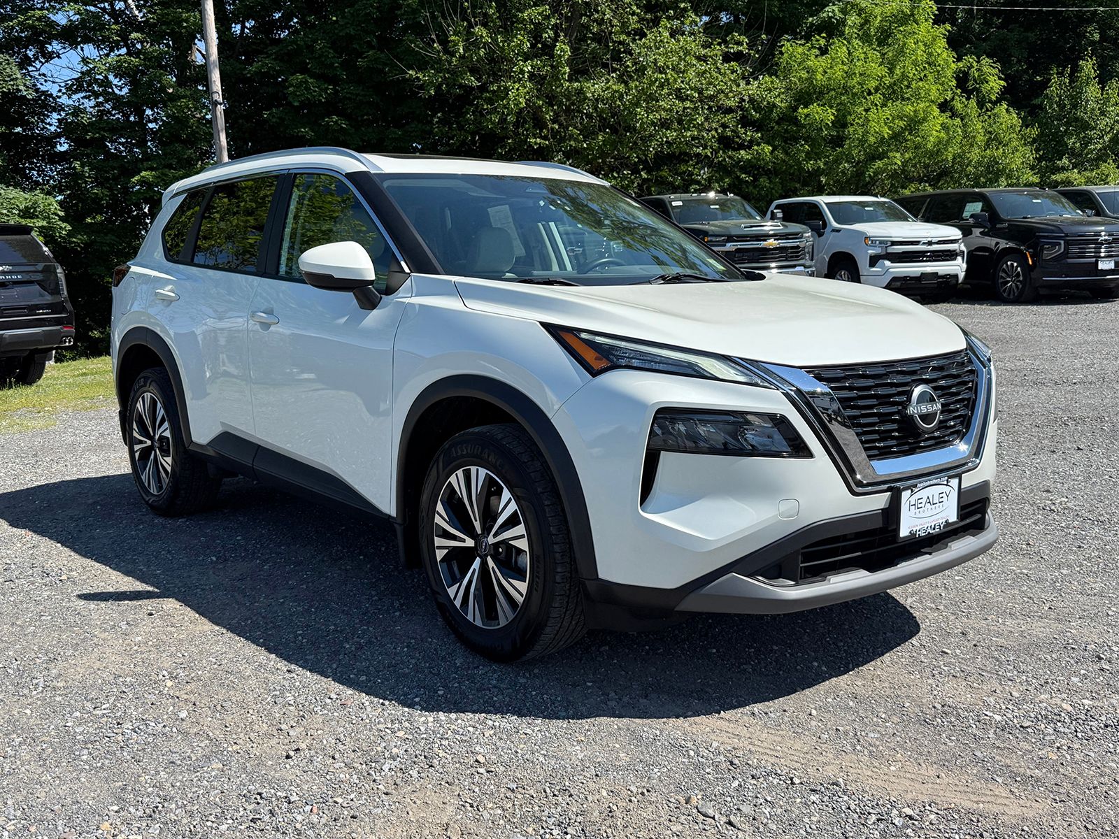 Photo view of 2023 Nissan Rogue in White