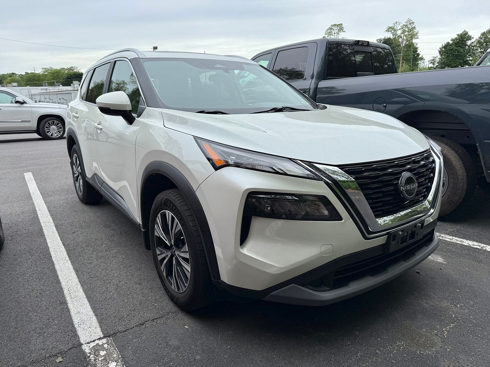 Photo view of 2023 Nissan Rogue in White