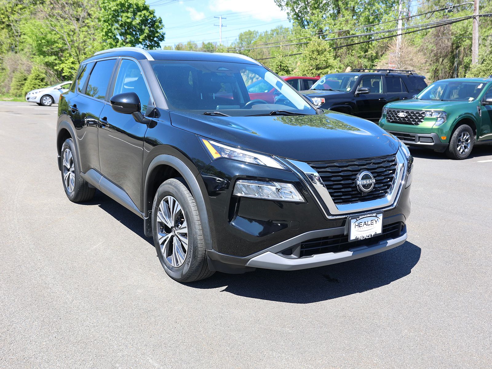 Photo view of 2023 Nissan Rogue in Black