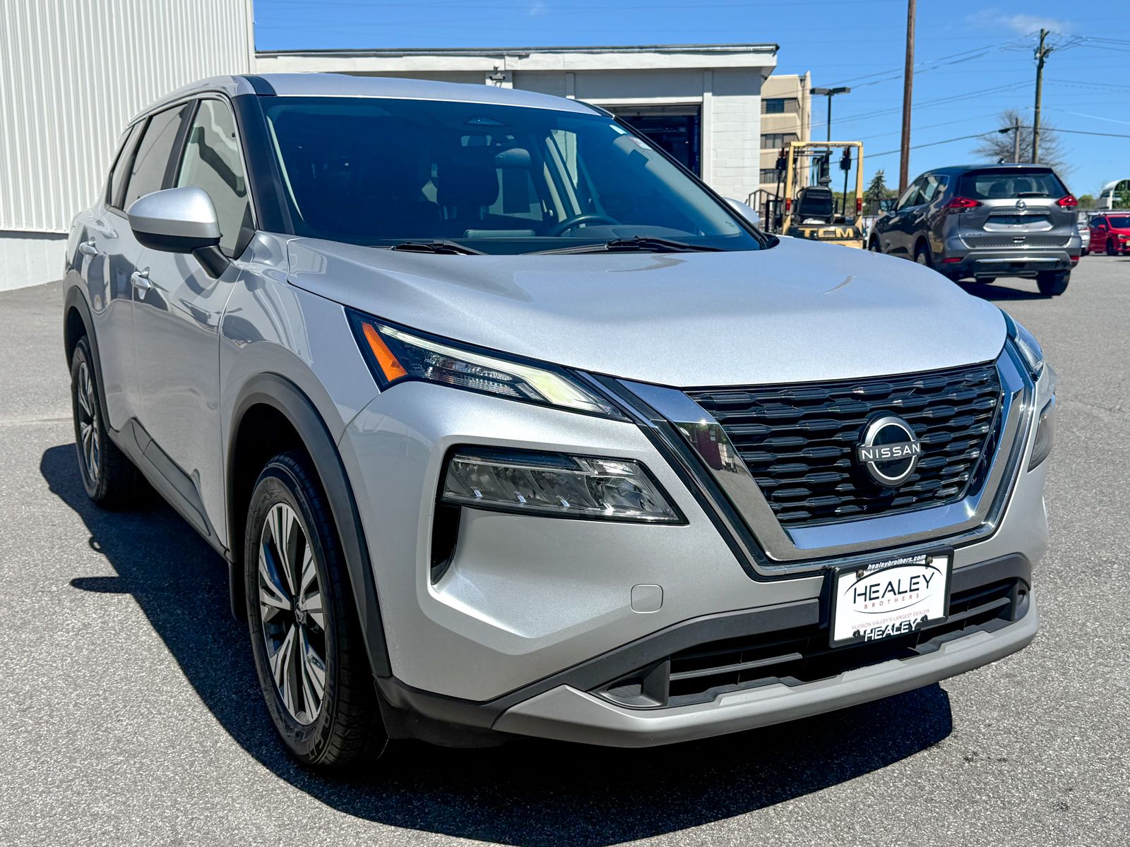 Photo view of 2023 Nissan Rogue in Silver