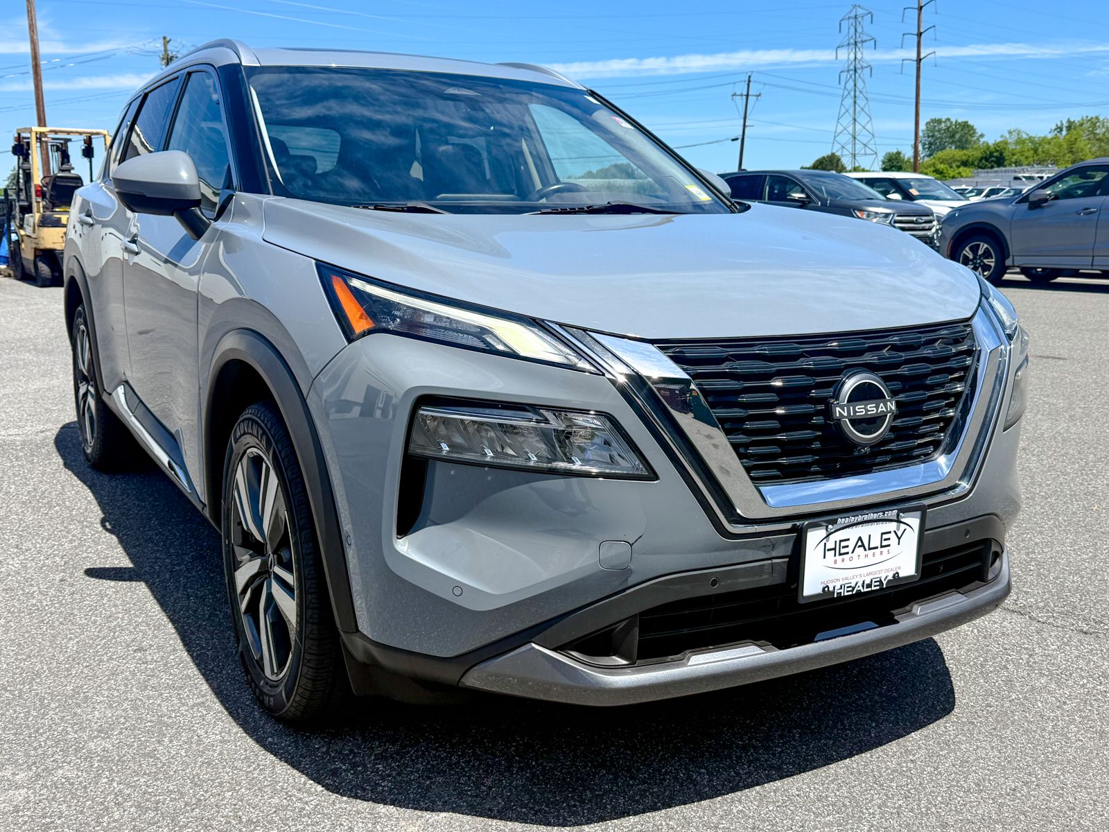 Photo view of 2023 Nissan Rogue in Gray