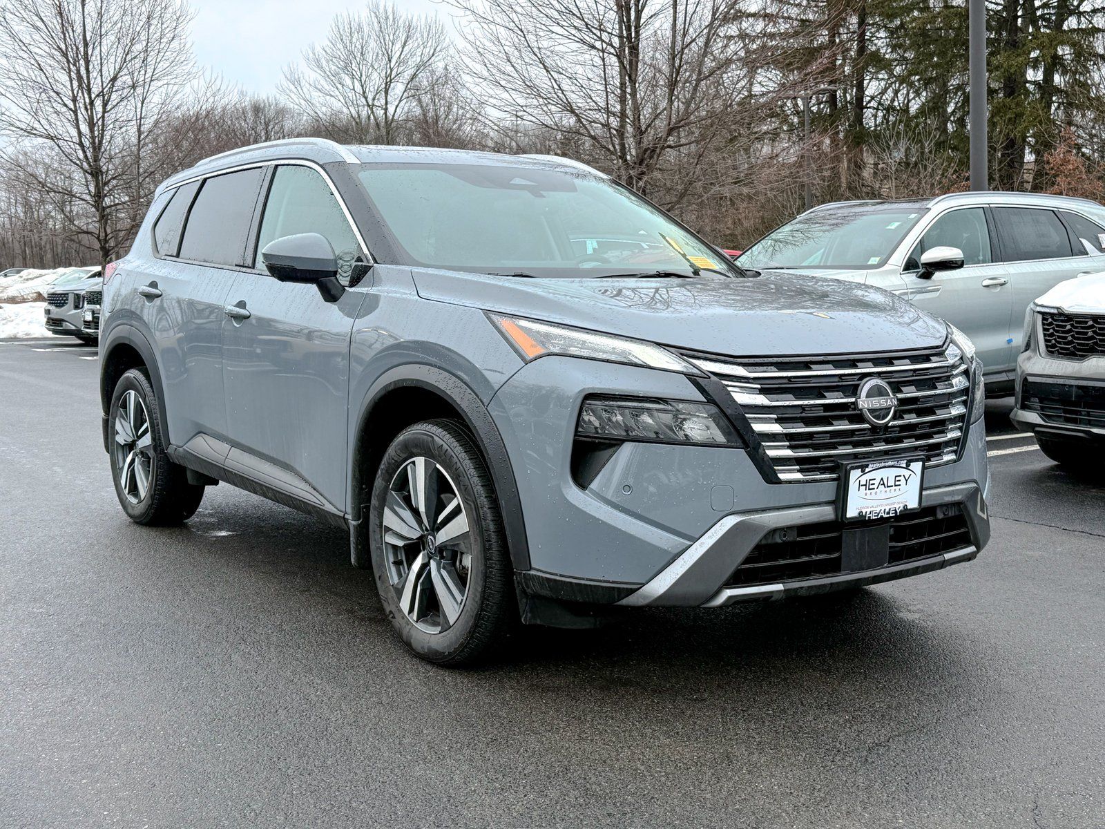 Photo view of 2024 Nissan Rogue in Gray