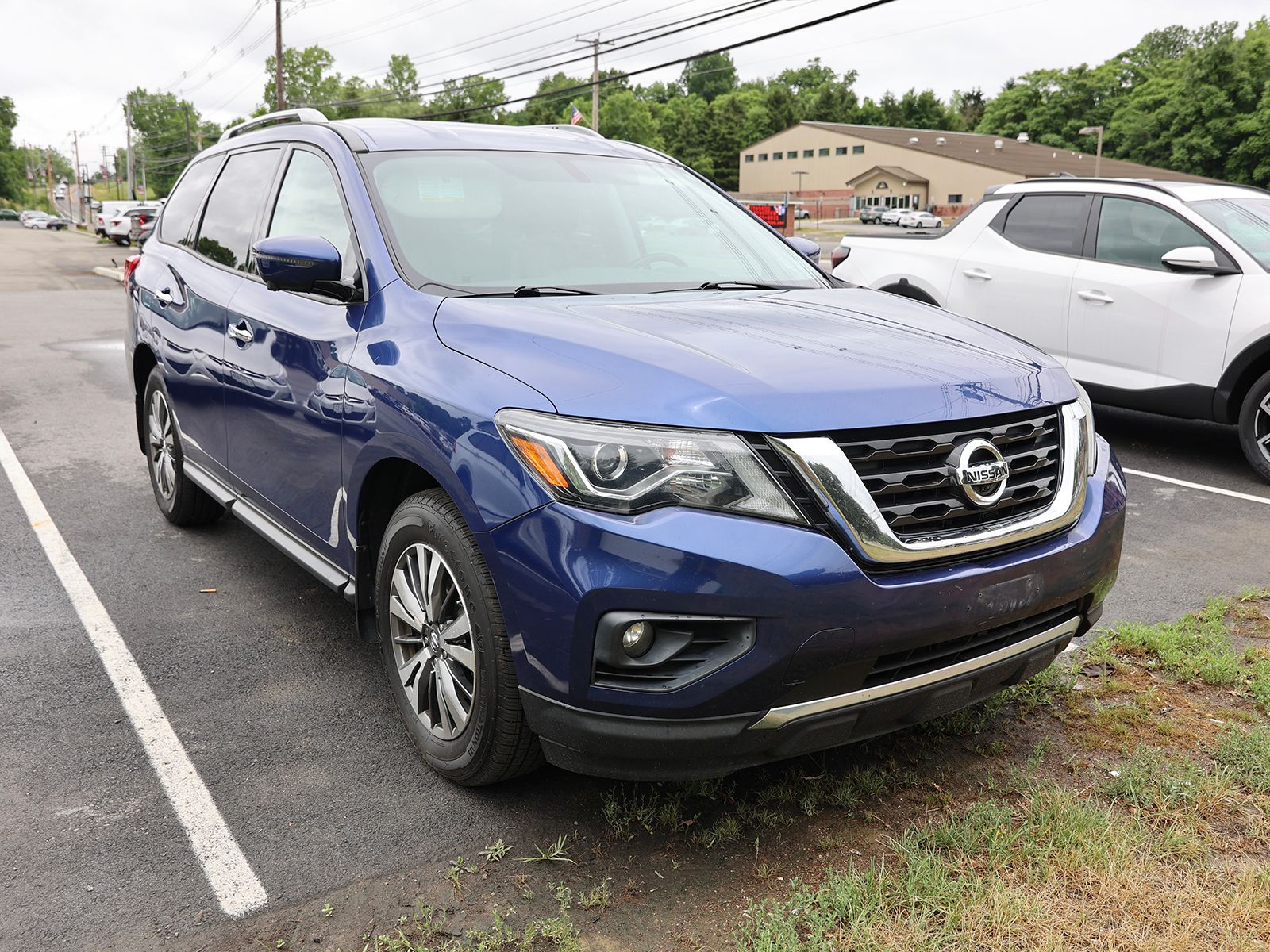 Photo view of 2018 Nissan Pathfinder in Blue