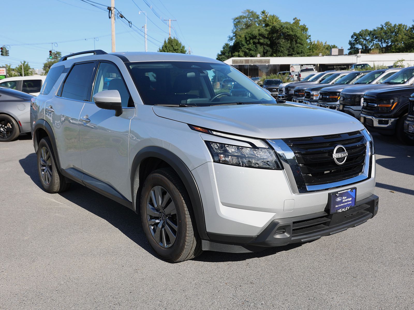 Photo view of 2025 Nissan Pathfinder in Silver