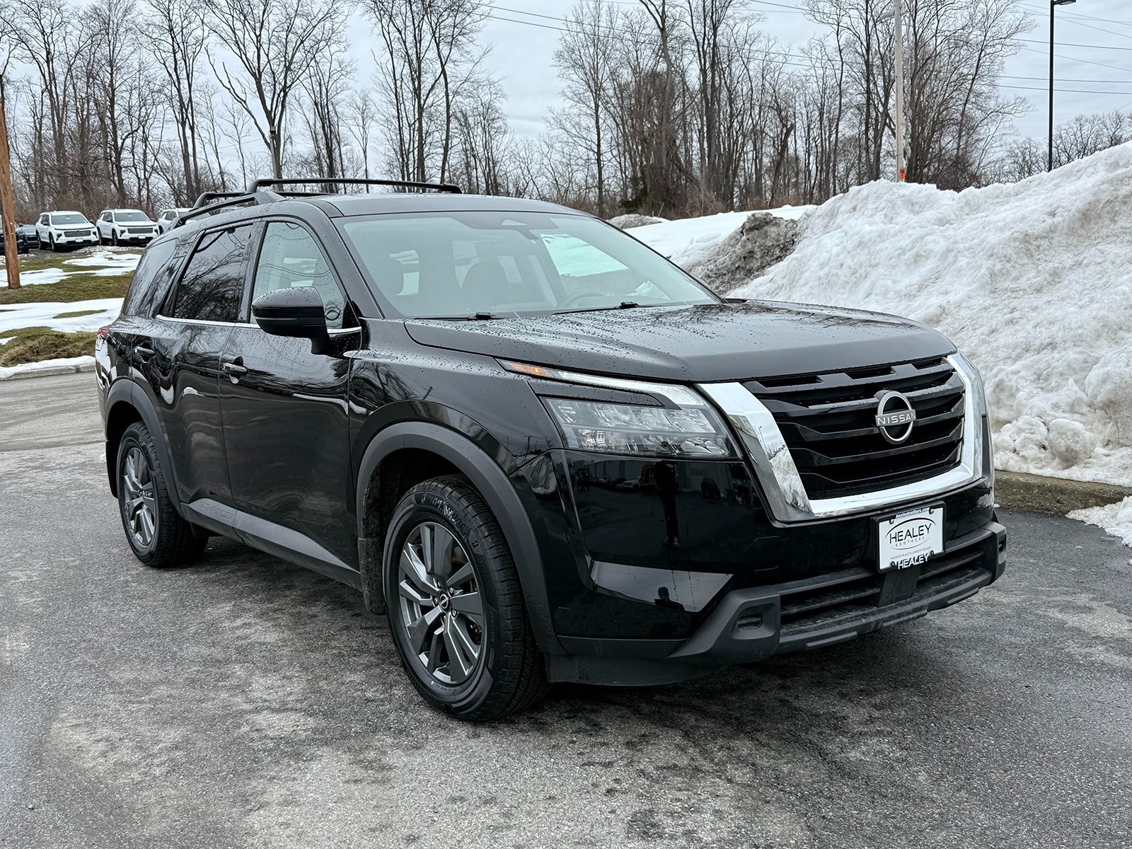 Photo view of 2024 Nissan Pathfinder in Black