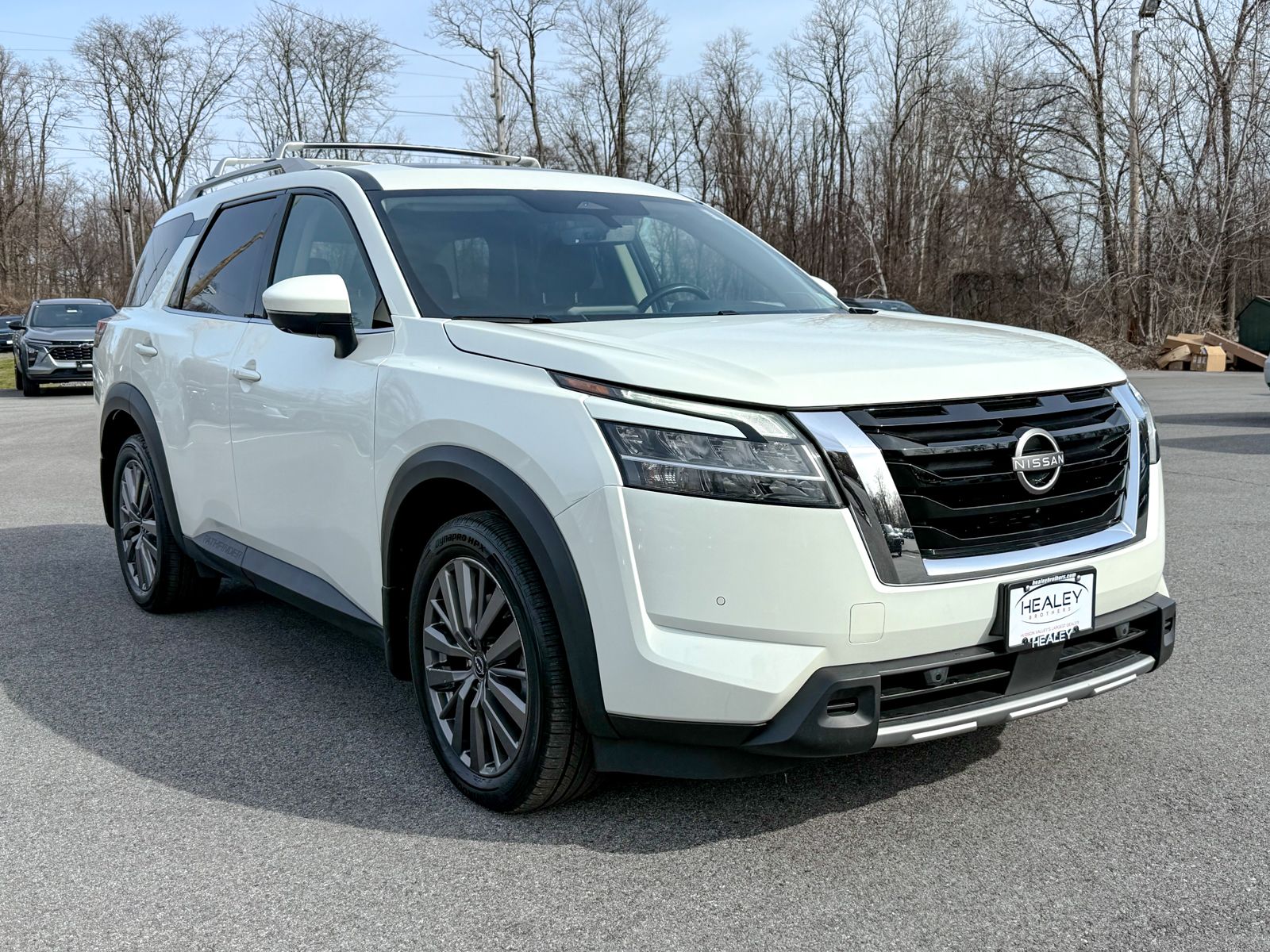 Photo view of 2023 Nissan Pathfinder in White