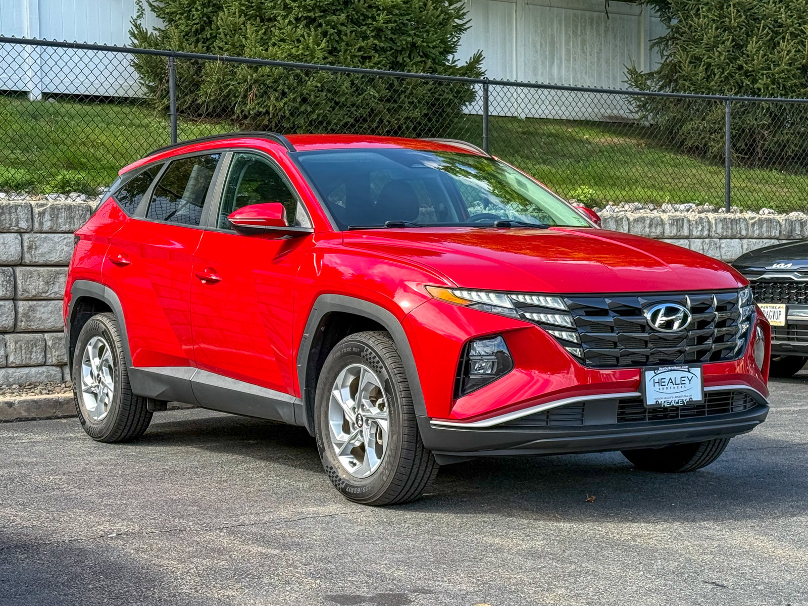 Photo view of 2022 Hyundai Tucson in Red