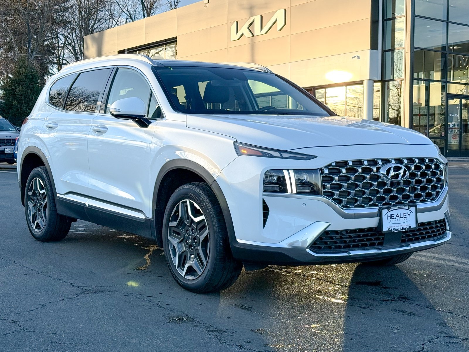 Photo view of 2023 Hyundai Santa Fe Hybrid in White