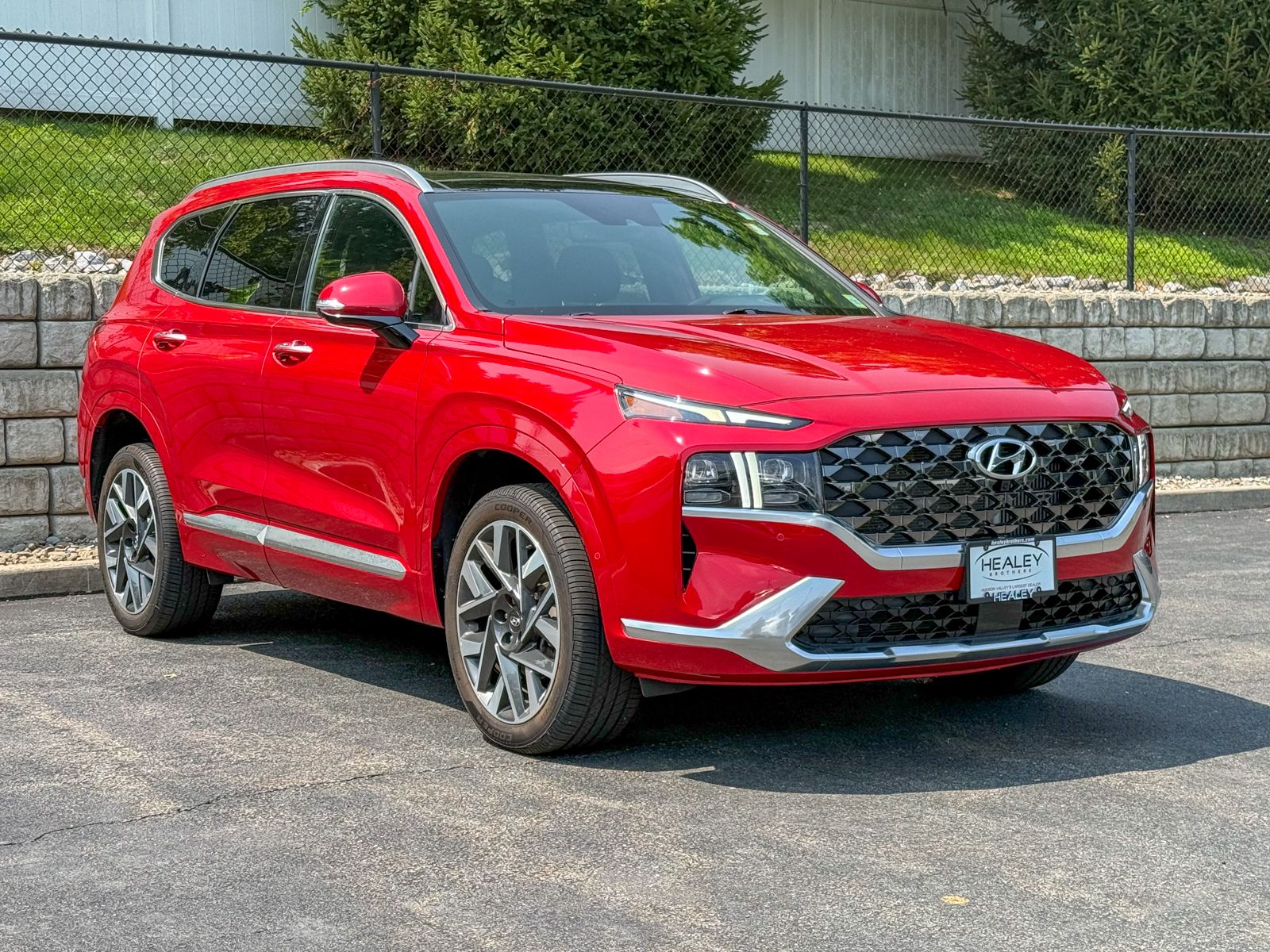Photo view of 2022 Hyundai Santa Fe in Red