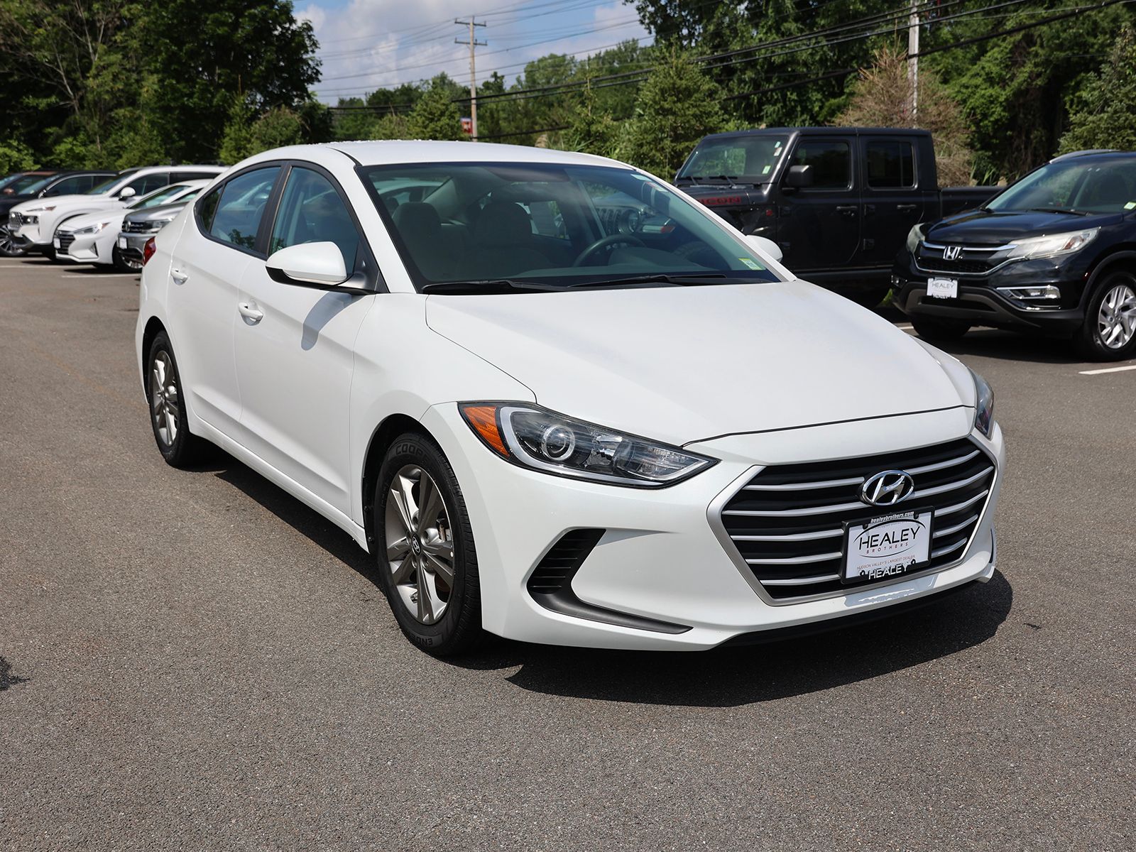 Photo view of 2017 Hyundai Elantra in White