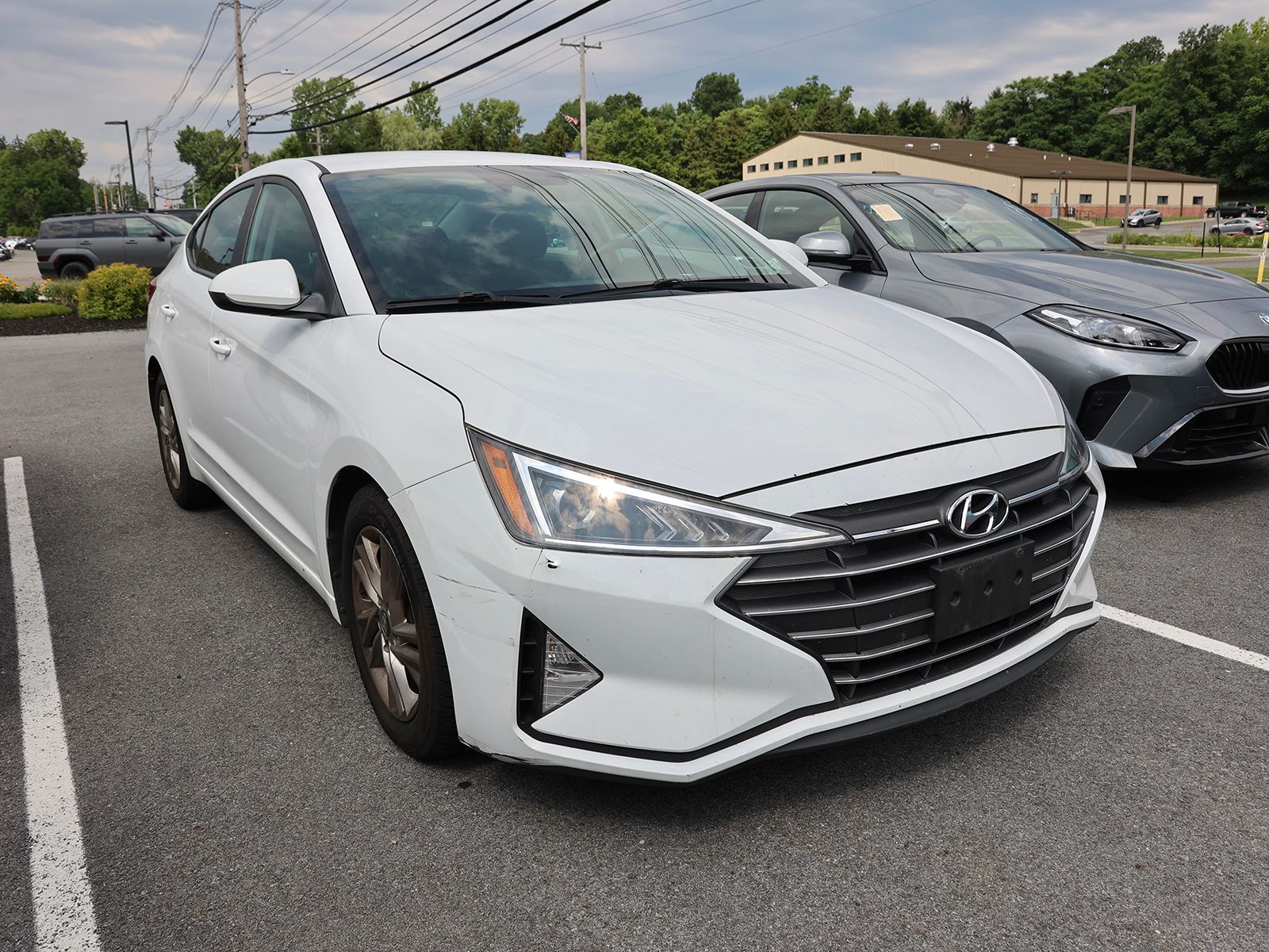 Photo view of 2019 Hyundai Elantra in White