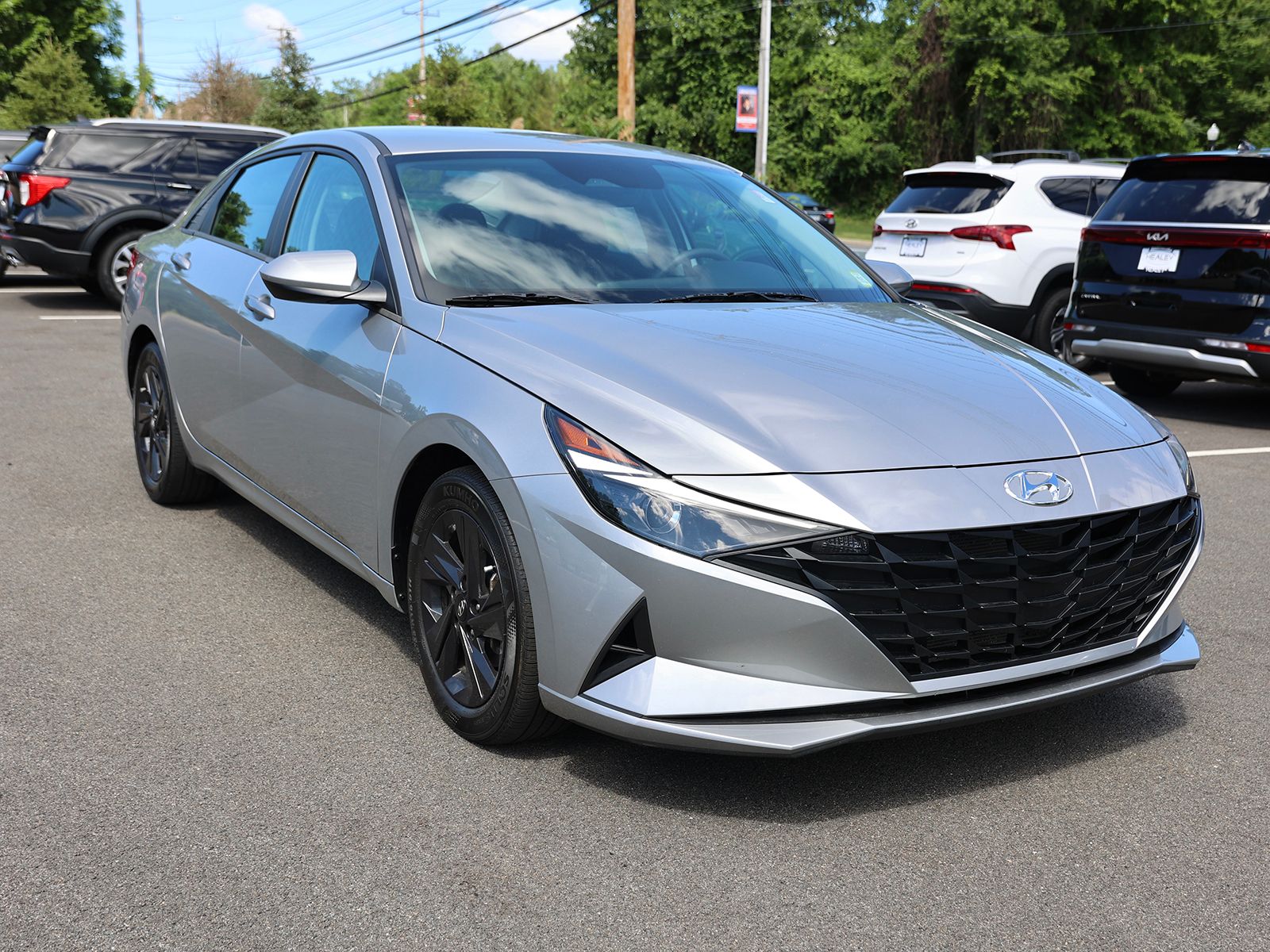Photo view of 2023 Hyundai Elantra in Silver