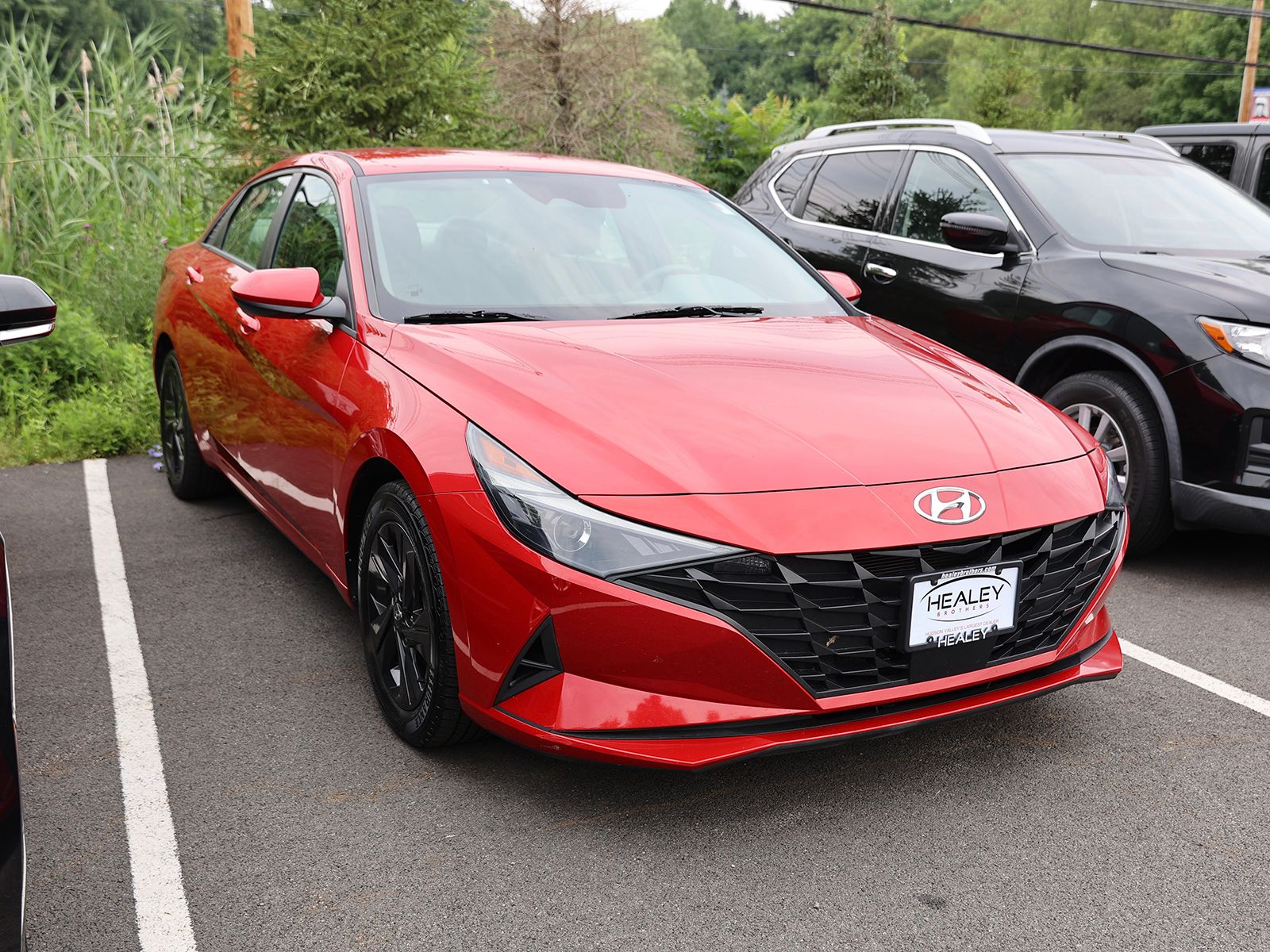 Photo view of 2022 Hyundai Elantra in Red