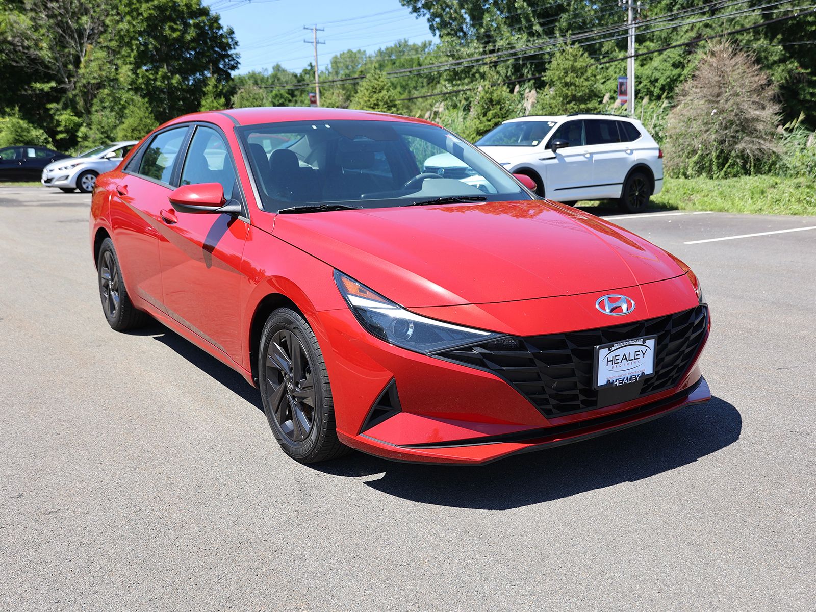 Photo view of 2022 Hyundai Elantra in Red