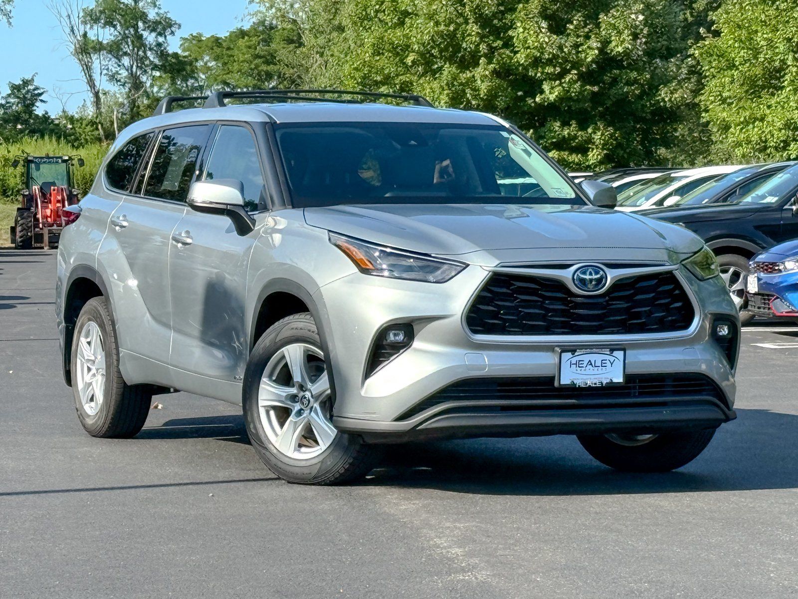 Photo view of 2022 Toyota Highlander in Silver