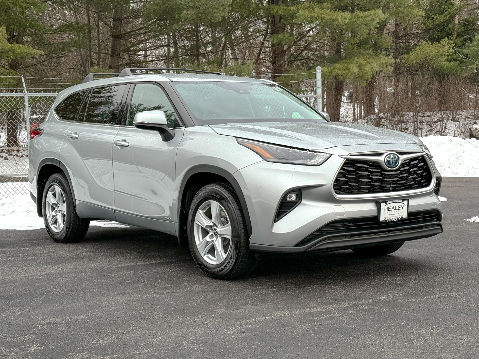 Photo view of 2022 Toyota Highlander in Silver