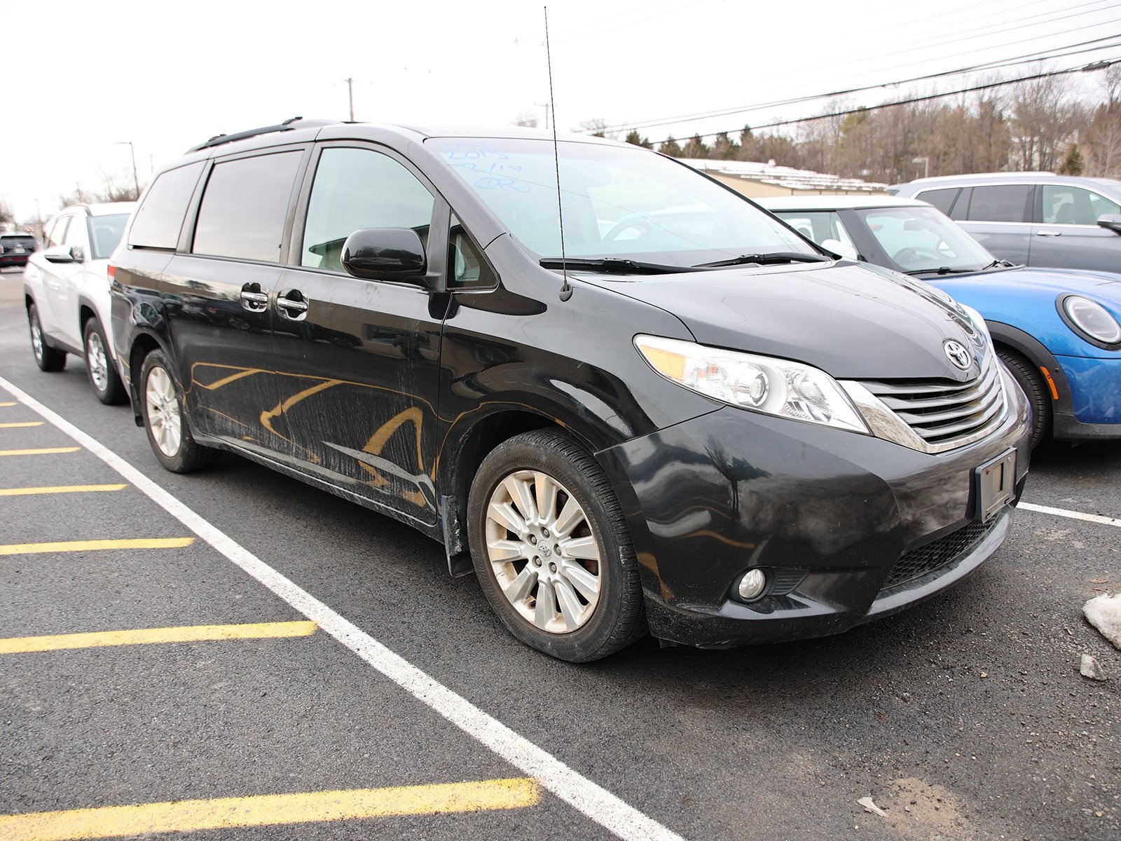 Photo view of 2013 Toyota Sienna in Black