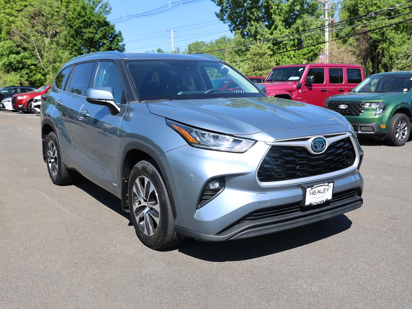 Photo view of 2020 Toyota Highlander Hybrid in Gray
