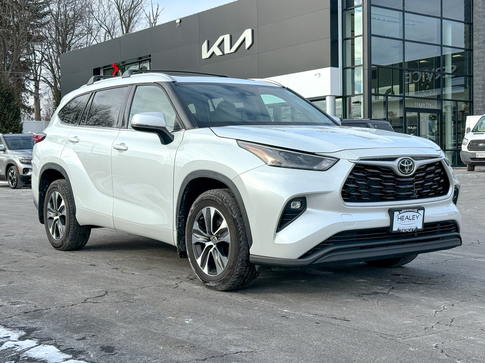 Photo view of 2022 Toyota Highlander in White