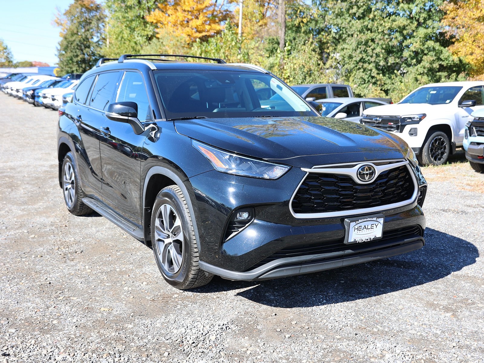 Photo view of 2022 Toyota Highlander in Black