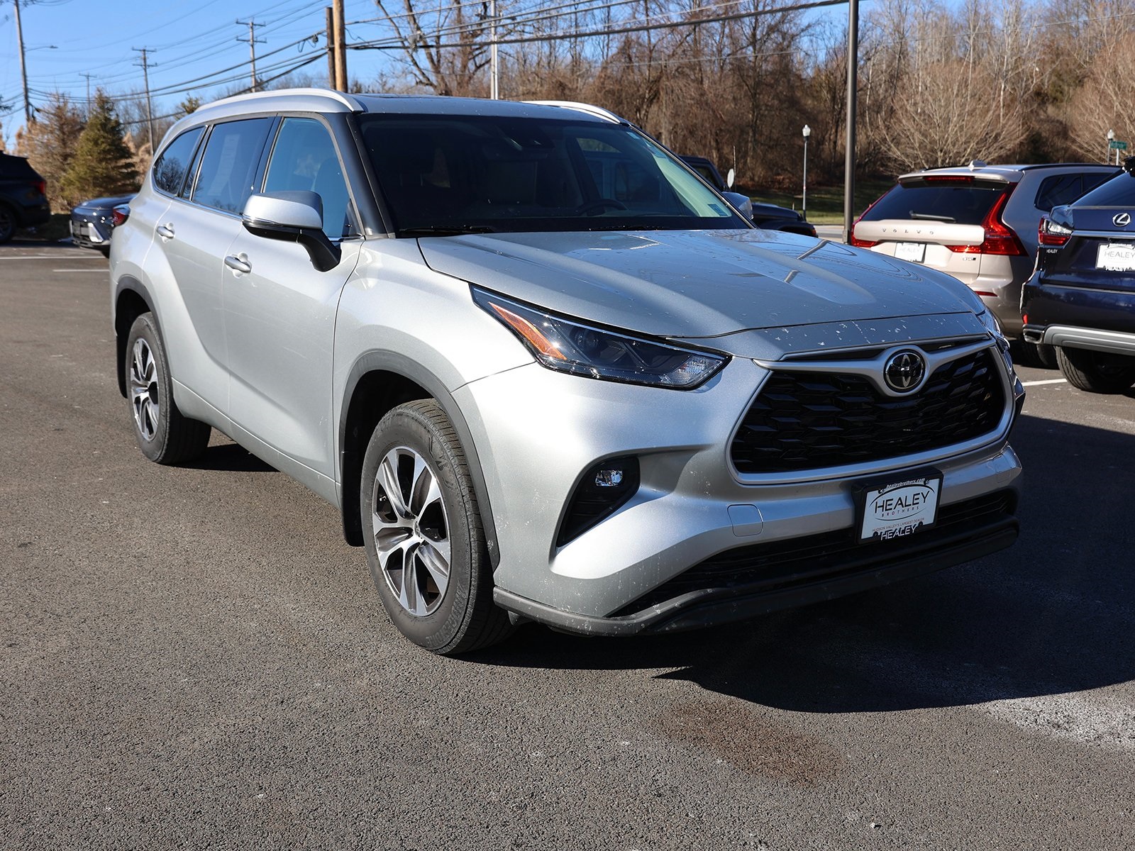 Photo view of 2022 Toyota Highlander in Silver